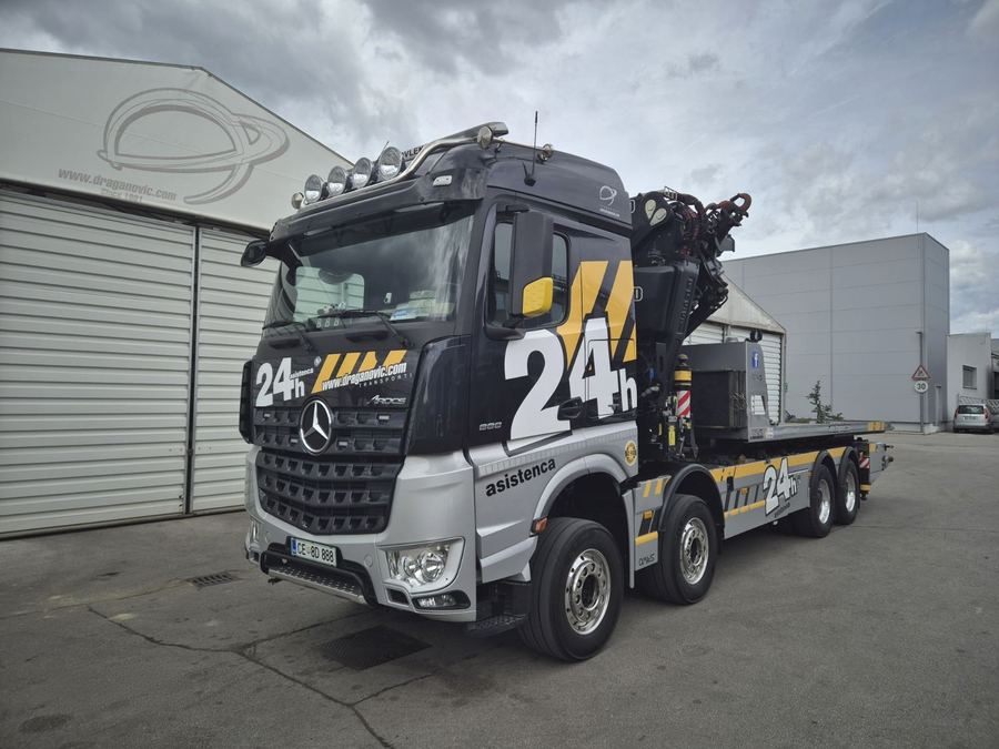 Mercedes Benz Arocs z dvigalom